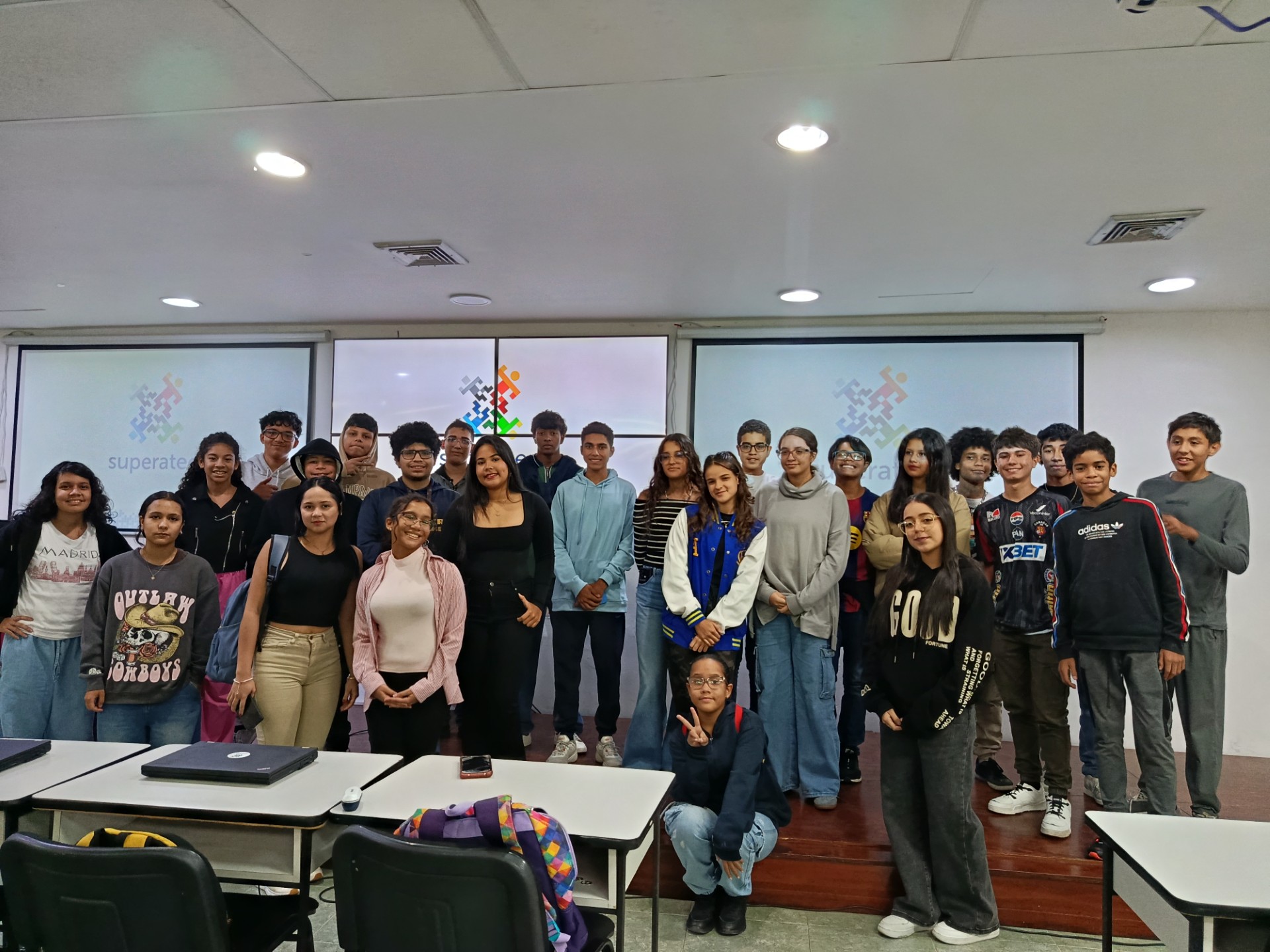 Innovación y Aprendizaje en Vacaciones: Hijos de los agremiados del Colegio de Contadores se Capacitan en Tecnología con Superatec