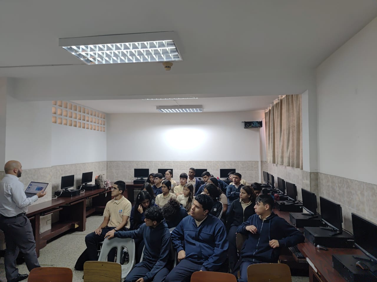 Superatec y KPMG preparan a estudiantes de Fe y Alegría para el mundo laboral