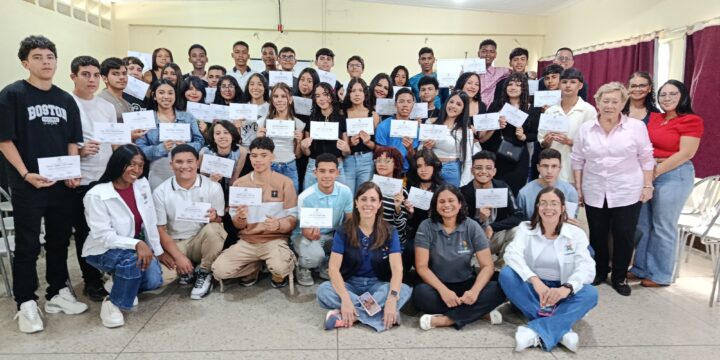Superatec certifica a 45 jóvenes como Asistentes Administrativos en alianza con Fe y Alegría y Acumuladores Duncan