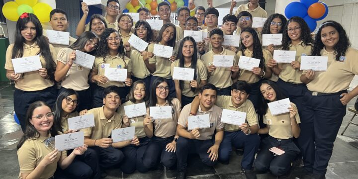 32 estudiantes de la U.E. “Madre Cecilia Cros” se certifican como Asistentes Administrativos y Financieros