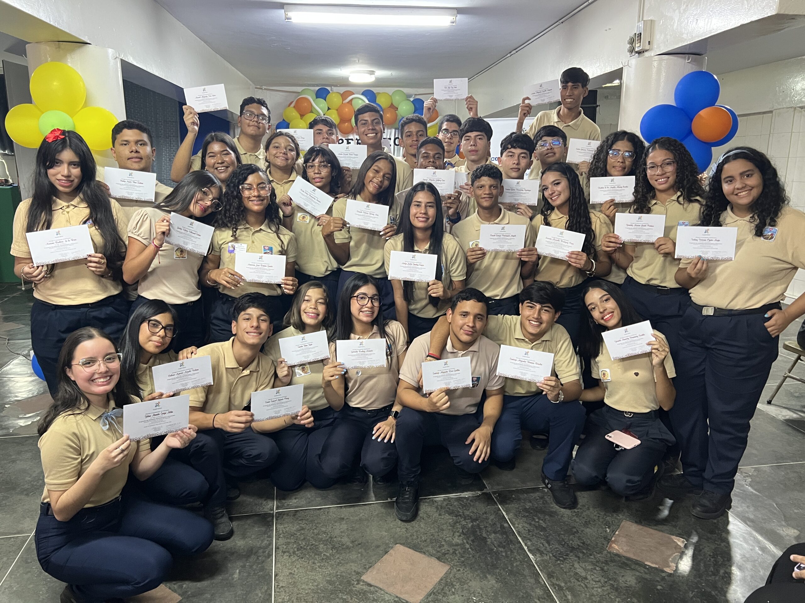 32 estudiantes de la U.E. “Madre Cecilia Cros” se certifican como Asistentes Administrativos y Financieros
