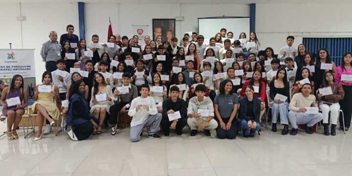78 jóvenes reciben con éxito su certificación en competencias administrativas y laborales