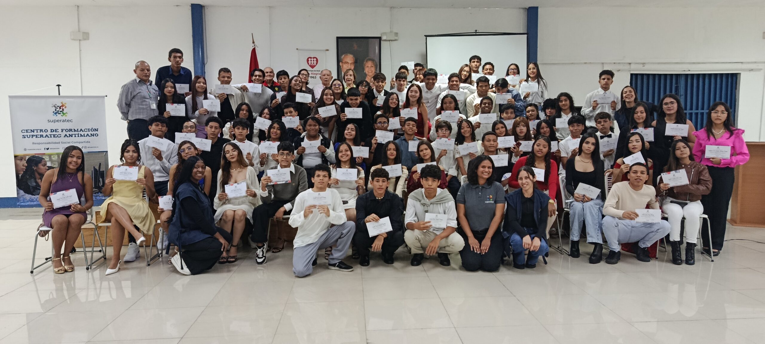78 jóvenes reciben con éxito su certificación en competencias administrativas y laborales